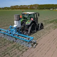 Appareil de désherbage électrique Andela Electro Weeder attelé à un tracteur Fendt