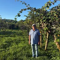 <em class="placeholder">Le kiwiculteur (producteur de kiwis) Gilles Lambert posant dans son verger en Dordogne.</em>