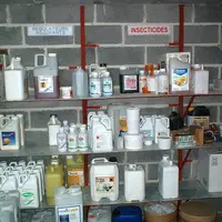 Local phyto. Stockage des produits phytosanitaires par catégories : insecticides, régulateurs et adjuvants. Bidons et cartons