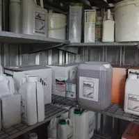 local phytosanitaire . Stockage des produits phytosanitaires dans un local phyto . Cabanon métallique , réserve de pesticides