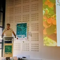 <em class="placeholder">Raphaël Martinez, directeur de l’AOPn Pêches et Abricots, devant un powerpoint en train de dresser le bilan de la saison des p