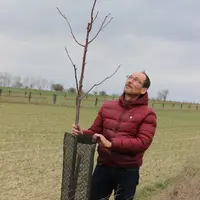 Stéphane Brodeur, agriculteur à Houdilcourt dans les Ardennes."Je prévois de couper un arbre sur deux dans vingt ans pour la production de bois d'oeuv