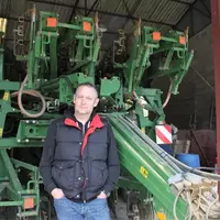 Benoît Baronnier n'a presque pas de matériel en propre, hormis pulvé et son semoir direct, l'outil qu'il considère comme le plus important de sa ferme