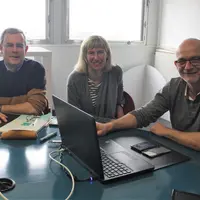 Didier Petit (à droite), Sophie Nicolardot et Franck Gallet animent des formations collectives autour des coûts de production dans l'Aube et la Haute-
