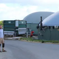 Le méthaniseur de Gildas Fouchet est constitué d’un fermenteur et d’un post fermenteur avec plusieurs fosses de stockage de digestat excentrées. Derri