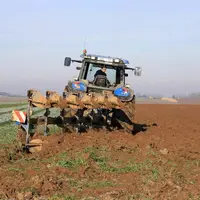 Décrié pour certains de ses impacts, le labour est cependant un outil encore très utilisé dans la gestion des adventices. © V. Marmuse