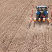 En France, 5 à 10 % des exploitations agricoles disposeraient de semoirs électriques permettant de faire varier la densité de semis. Avec des prix de