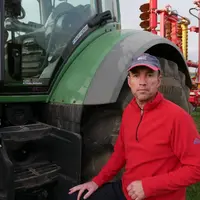 Pour Gilles Lenfant, disposer d'un déchaumeur attelé et prêt à partir pendant la moisson est désormais indispensable. © C. Baudart
