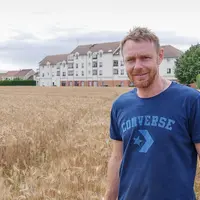 Pour Thierry Desforges, agriculteur à Itteville dans l'Essonne, l'enjeu est de maintenir des ZNT propres et entretenues. Une gageure pour ces bandes a