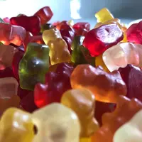 Le sirop de glucose, sucre dérivé de l'amidon, est présent dans la plupart des bonbons gélifiés. © C. Baudart