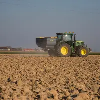 Les superphosphates (Super 18 ou Super 45) sont à apporter avant le semis. © N. Cornec