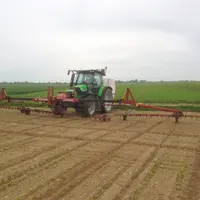 À l'aide de sa rampe 36 rangs achetée d'occasion, Benjamin Royer applique tous ses traitements herbicides en localisé sur betteraves, à l'exception du