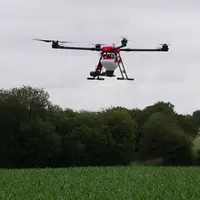 Certains drones affichent des capacités de charge de plus de 10 kg : de quoi épandre des trichogrammes contre la pyrale du maïs ou semer des couverts