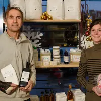Marc Thibault et Mathilde Lemaitre, du drive fermier du Sénonais. « Par rapport à un magasin de producteurs, un drive fermier est un engagement moins
