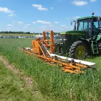 En bio, passée juste avant la moisson, l’écimeuse (ici, la Selac de Bionalan) évite de récolter de la matière verte qui pénalise la conservation et la