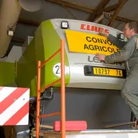 Les chauffeurs d’engins agricoles doivent prendre conscience des risques encourus s’ils ne respectent pas le Code de la route et la signalétique. © S.