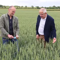 Gilles Monaury (à droite), directeur du négoce Vendée Sèvres Négoce, et l'agriculteur Mickaël Proust l'assurent : « entre le bio et le conventionnel,