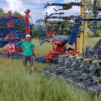 Alexandre Baudry (à droite) et Virgile Noizet disposent de nombreux outils de désherbage mécanique au sein de leur Cuma.