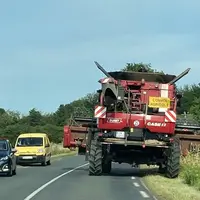 Circuler avec les engins agricoles sur les routes très fréquentées requiert des précautions.