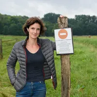 Face aux dégradations, Cécile Ruèche, agricultrice à Bailly dans les Yvelies, a installé des panneaux pour expliquer le rôle des bandes enherbées et e