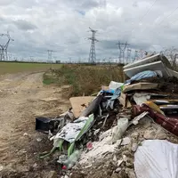Les dépôts sauvages peuvent être déplacés avec le télescopique jusqu'au bord du chemin, en veillant à ne pas gêner la circulation, pour transférer leu
