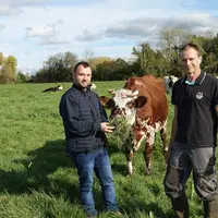 Vincent Barbot,et Jean-Luc Gaugain, agriculteurs dans le Calvados."La luzerne est produite localement en visant une teneur élevée en protéine pour val