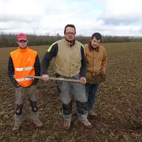 Thibaut Lobry (en apprentissage), Jean-Yves Boucher et Romain Bonenfant, agriculteurs à Cruzy-le-Châtel (Yonne)"Dans nos sols, nous enregistrons des r