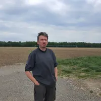 Maurice Guthmann, agriculteur à Dessenheim (Haut-Rhin), apprécie la simplicité de l'utilisation des drones pour épandre les trichogrammes contre la py