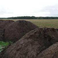 Les composts et les boues apportent une quantité importante de matière organique pour l'amendement du sol.
