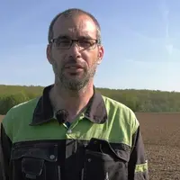 "En étant plus rapidement couverts par la végétation grâce à l’écartement de 60 centimètres, les sols se réchauffent plus vite", constate Éric Loyau,