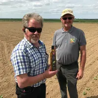 « L’avantage que nous avons est de pouvoir valoriser notre tournesol en huile par le biais de la coopérative », se réjouit Fabrice Leroy (à droite), a