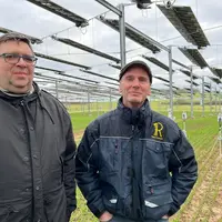 Xavier Guillot, responsable recherche et développement agronomie chez TSE, accompagne l’agriculteur Sylvain Raison pour acquérir des références techni