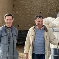 Régis et Jean-François Feignon, agriculteurs dans l'Indre, testent une nouvelle méthode pour enrichir les sols agricoles : l'incorporation de Lifofer,