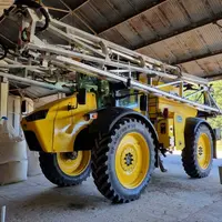 Les trois adhérents de la Cuma du Soleil engagés sur le pulvérisateur automoteur Artec F40 ont créé un groupe WhatsApp pour en planifier l’utilisation