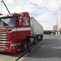 La tension sur les camions du fait de la cessation d'activité des transporteurs, faute de rentabilité, ou du droit de retrait des chauffeurs, est l'un