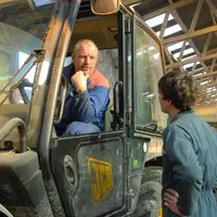 Métier d' agriculteur . Transmission du savoir à la jeune génération . formation des jeunes générations . agriculteur et apprenti en stage sur une exp