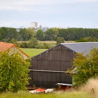Exploitation agricole en périphérie de ville. Aglomération caennaise. Bâtiment agricole. Agriculture péri-urbaine. Ferme ouverte pour la Journée du pa
