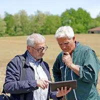 Un agriculteur avec son conseiller juridique dans une parcelle agricole