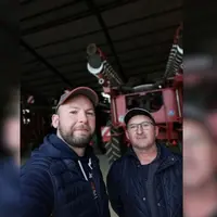 Antoine et Laurent Coucheney, installés en SCEA père-fils à Planay, en Côtes-d'Or.
