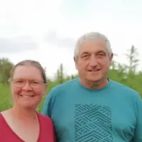 Gérard Hamant et sa conjointe Willemijn Quanjer utilisent le chanvre en litière pour leur écurie active, où les chevaux évoluent en quasi liberté.