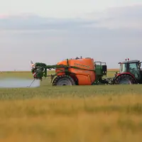 agriculteur preparant un pulverisation avec un insecticide de marque Mavrik Smart et d un fongicide de marque Atriul sur une parcelle de ble. Pulveris