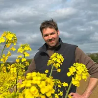 Florian Belloy, agriculteur à Luppy (Moselle)   "Avec mon mélange entre hybrides et lignées, j’estime économiser de 15 à 20 €/ha sur mes semis de colz