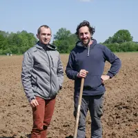 Alexandre Hatet (à gauche), conseiller à la chambre d'agriculture, accompagne Bastien Bourge, polyculteur éleveur en Sarthe, dans ses pratiques d'anal