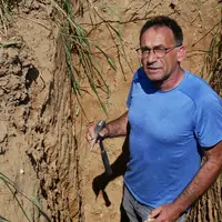 Antonio Peirera, conseiller à la chambre d'agriculture de Haute-Marne et spécialiste de l'agriculture de conservation des sols étudie un profil de sol