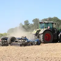 Passage d'un déchaumeur à disques après récolte de céréales