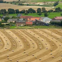 récolte des céréales / paysage rural normand du pays de Bray après les moissons / bottes de paille / balles rondes / hameau /exploitations / foncier /