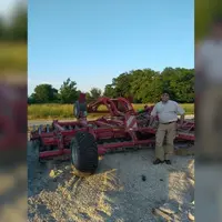 Cyril Jean-Baptiste agriculteur à Vanault-les-Dames dans la Marne, devant un déchaumeur à disques Joker RT de Horsch