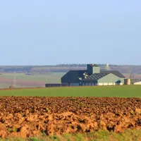 La régulation du foncier est désormais étendue au marché des parts sociales.