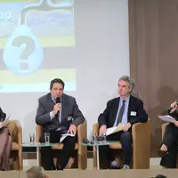 Au centre : Éric Frétillère, président de Irrigants de France, et Laurent Roy, directeur de l’agence de l’eau Rhône-Méditerranée, se rejoignent sur l