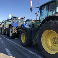 Tracteurs sur l'esplanade des Invalides